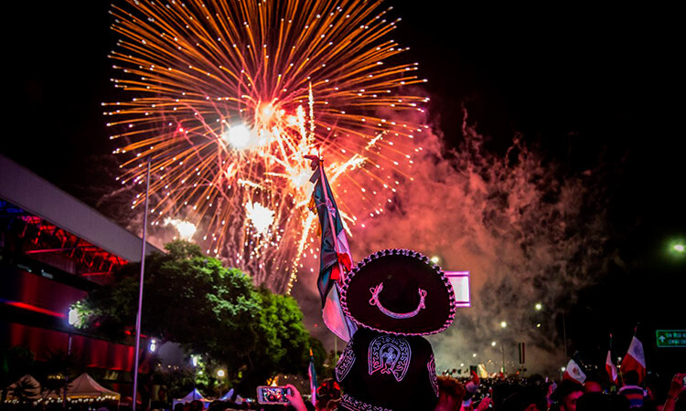 mariachi y fuegos artificiales